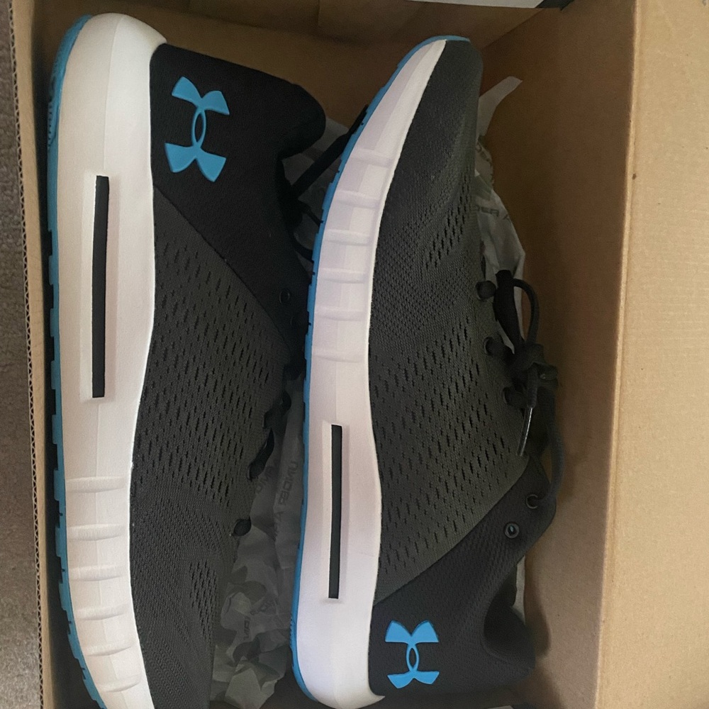 Mens Under Armour Sneakers… size 11.5 Brand New